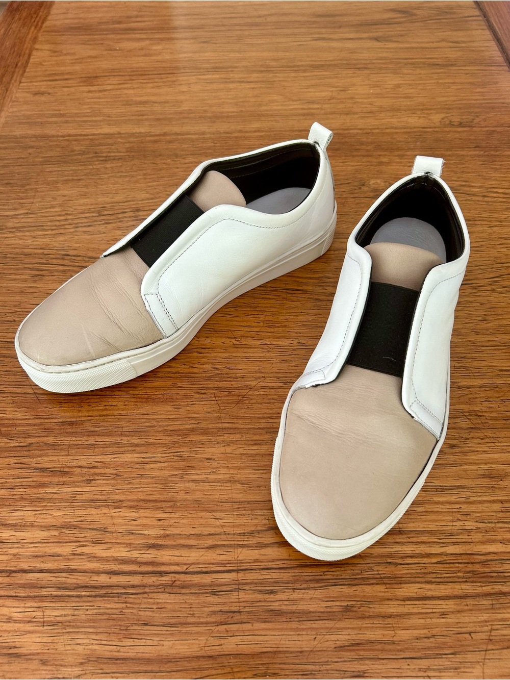 The Flexx Slip-On Colorblock Leather Women’s Sneakers Beige, White, Black Sz 7.5